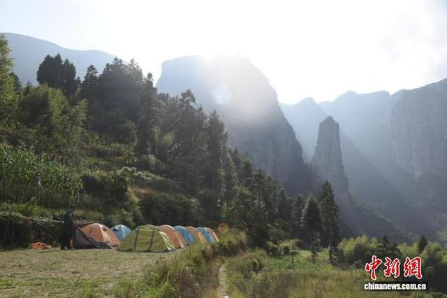 外“扎寨”受追捧冰球突破秋日户(图2) 外“扎寨”受追捧冰球突破秋日户(图2)