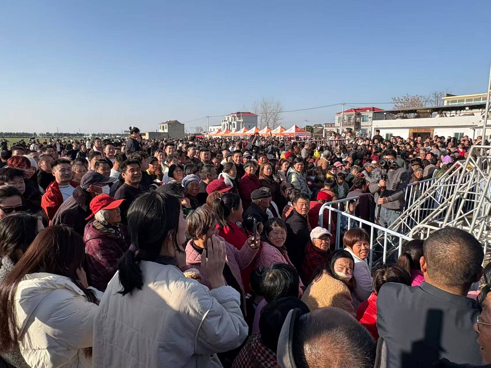 万人吃21头猪27只羊500斤牛肉冰球突破安徽杀猪宴准备足没翻车：两(图3)