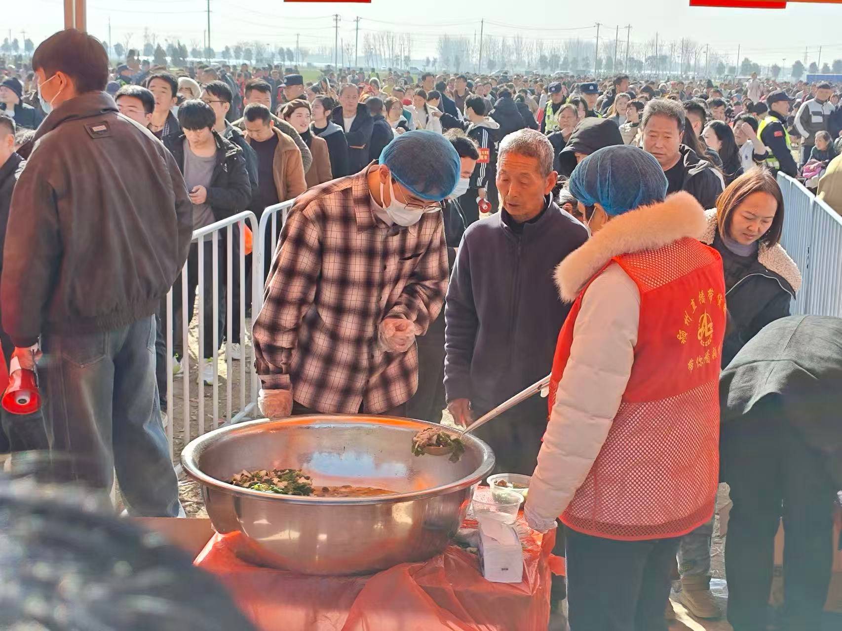 万人吃21头猪27只羊500斤牛肉冰球突破安徽杀猪宴准备足没翻车：两(图5)