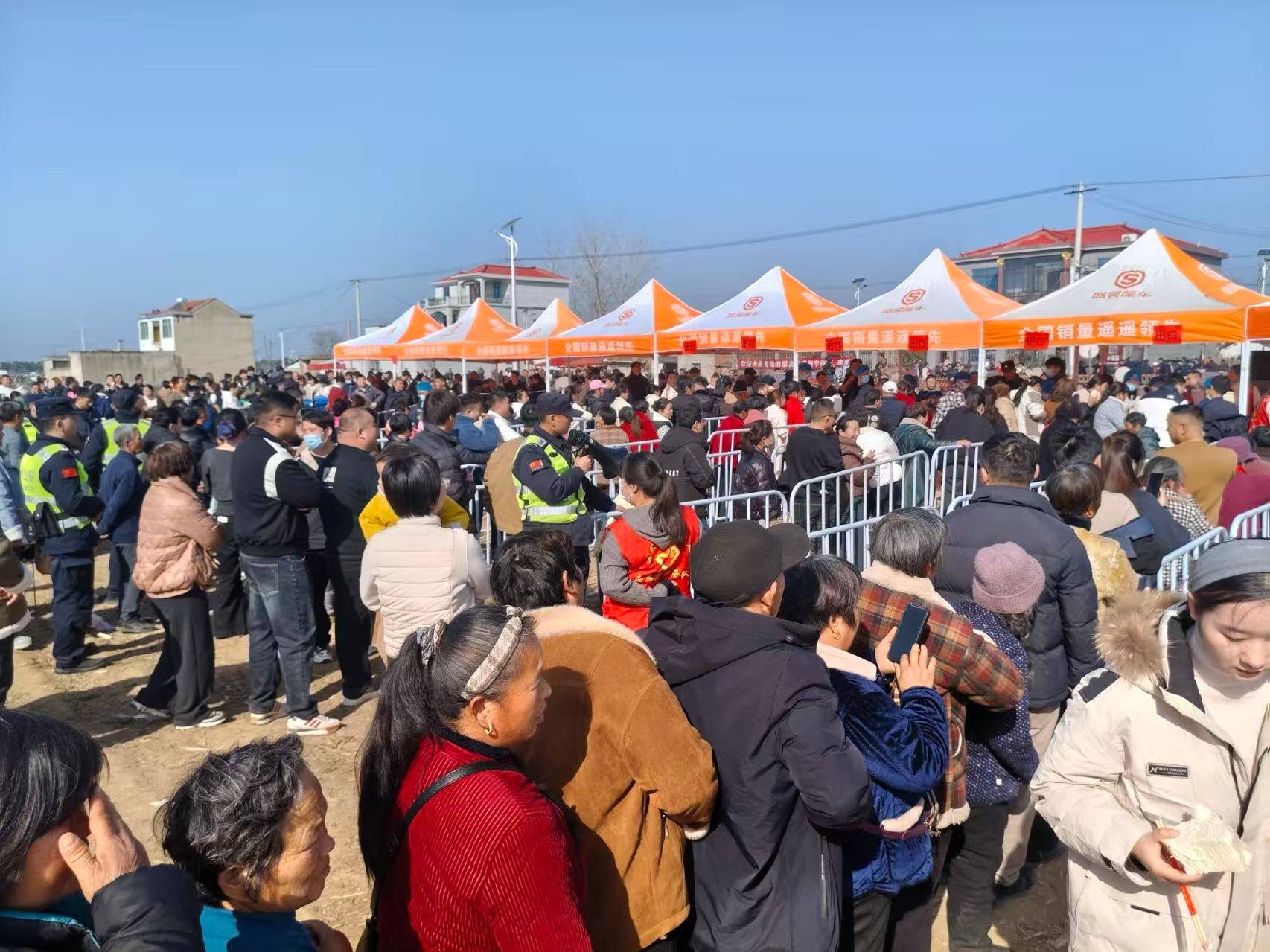 万人吃21头猪27只羊500斤牛肉冰球突破安徽杀猪宴准备足没翻车：两(图6)