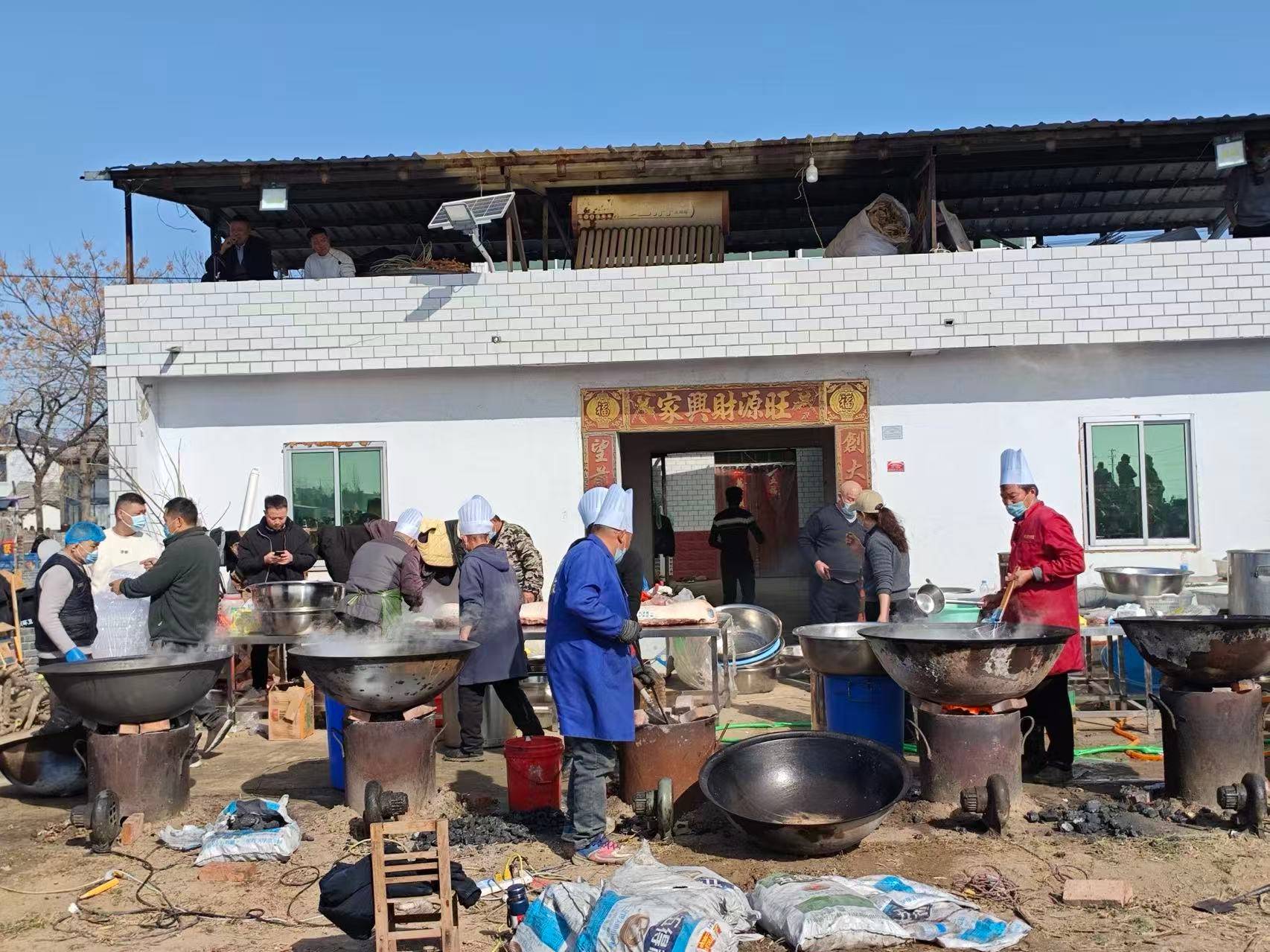 万人吃21头猪27只羊500斤牛肉冰球突破安徽杀猪宴准备足没翻车：两(图8)